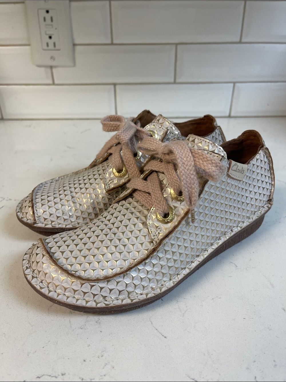Clarks Funny Dream Women's Oxford Lace Up Size 6 White / Gold